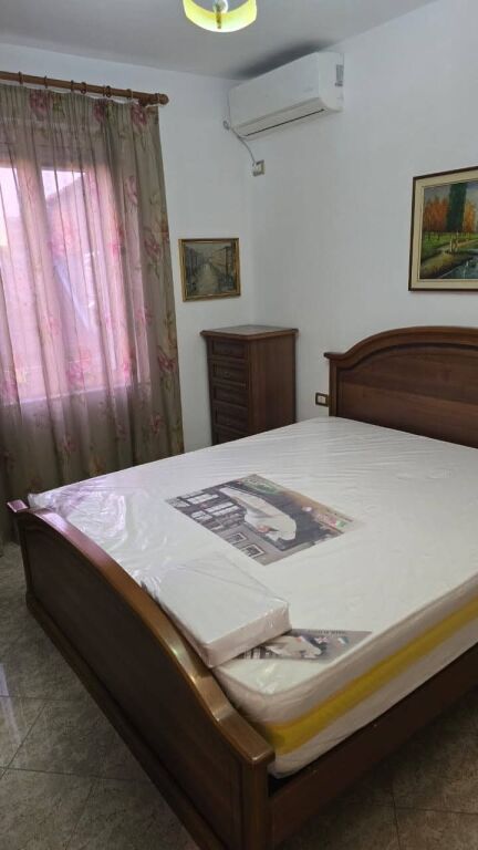 JEPET ME QERA APARTAMENT 2+1, RRUGA E DIBRES , NE MEDRESE (AFËR QENDRËS)

