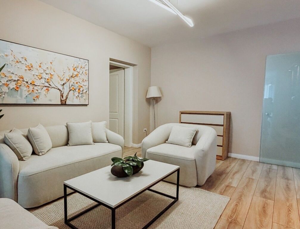 🏡 Apartament luksoz 2+1 + garderobë me qira në Qendër (Myslym Shyri)