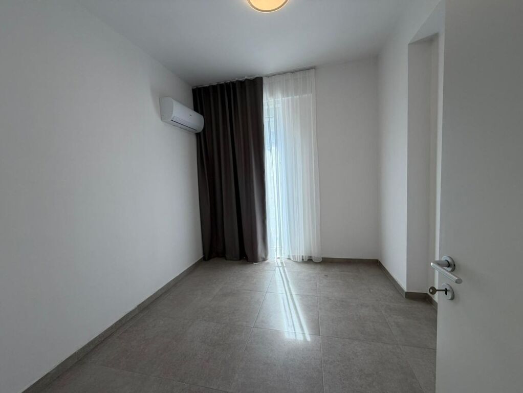 Affitto appartamento 2+1  A 5 Maji  Primo piano palazzo con ascensore  Parzialmente arredato prezzo 400 euro
