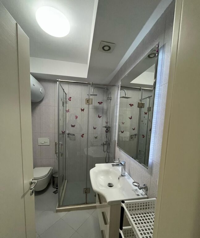 Jepet me qera Apartamenti 2+1+2 , Rezidenc Long Hill mbrapa Teg 1500 euro