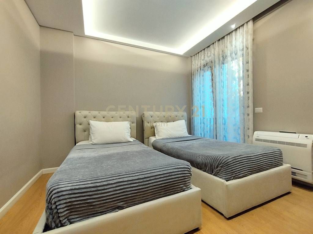 Vilë për shitje pranë Venue Club, Xhamllik