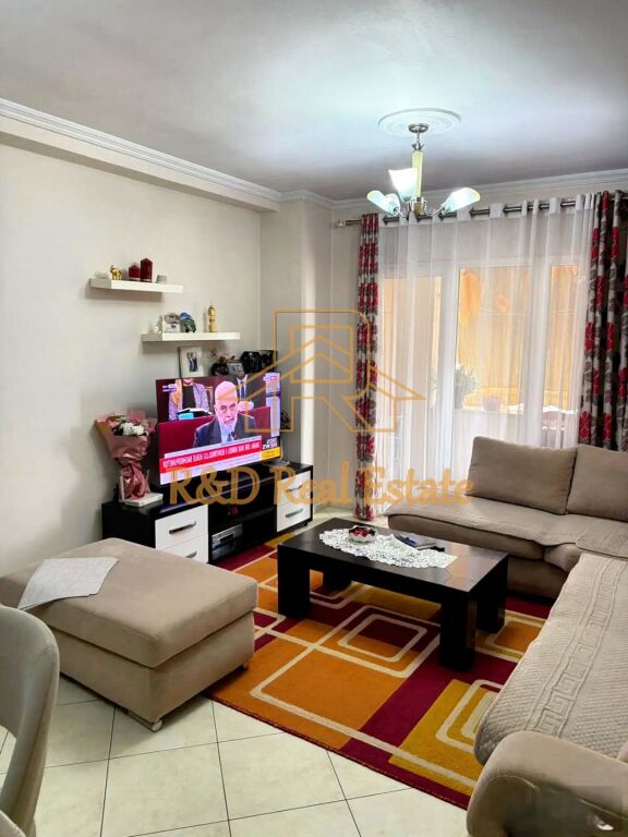 🏡 SHTËPI ME QERA – Kthesa e Kamzës (Pallati i Verdhë)