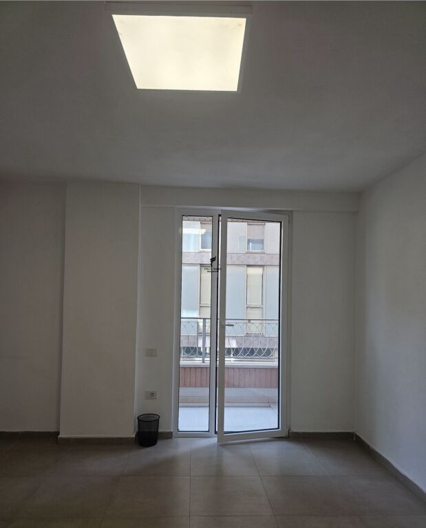 ZYRE ME QERA 74 M2 LICEU ARTISTIK 1250 EURO FH-64751