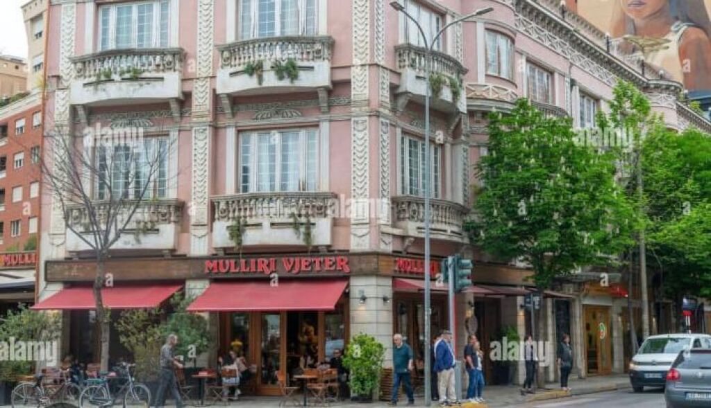 Shitet apartament 2+1, vetem 5 min larg Sheshit Skenderbe, zona pas 15-Kateshit