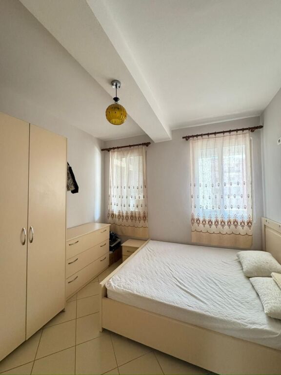 Shitet Apartament 2+1 në Yzberisht