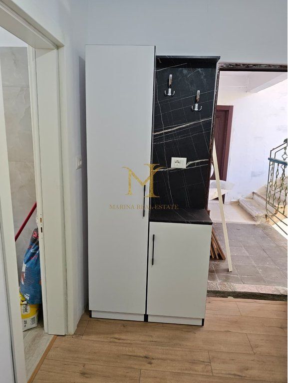 Appartamento 2+1 in affitto, 75 m², 2° piano, in un edificio esistente, in una delle zone più preferite di Durrës, vicino allo Stadio Niko Dovana !