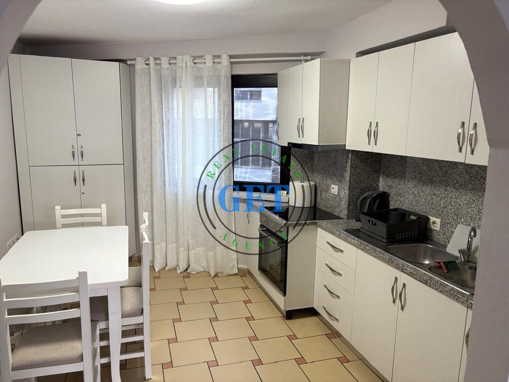 Jepet me qira, Apartament 1+1, Stacioni Trenit, Durres.