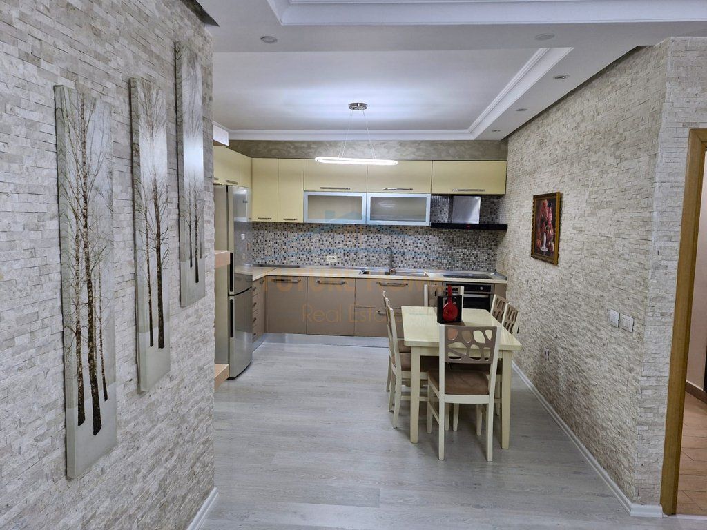 Shitet apartament 3+1+2 Porcelan Prane UET Tirane