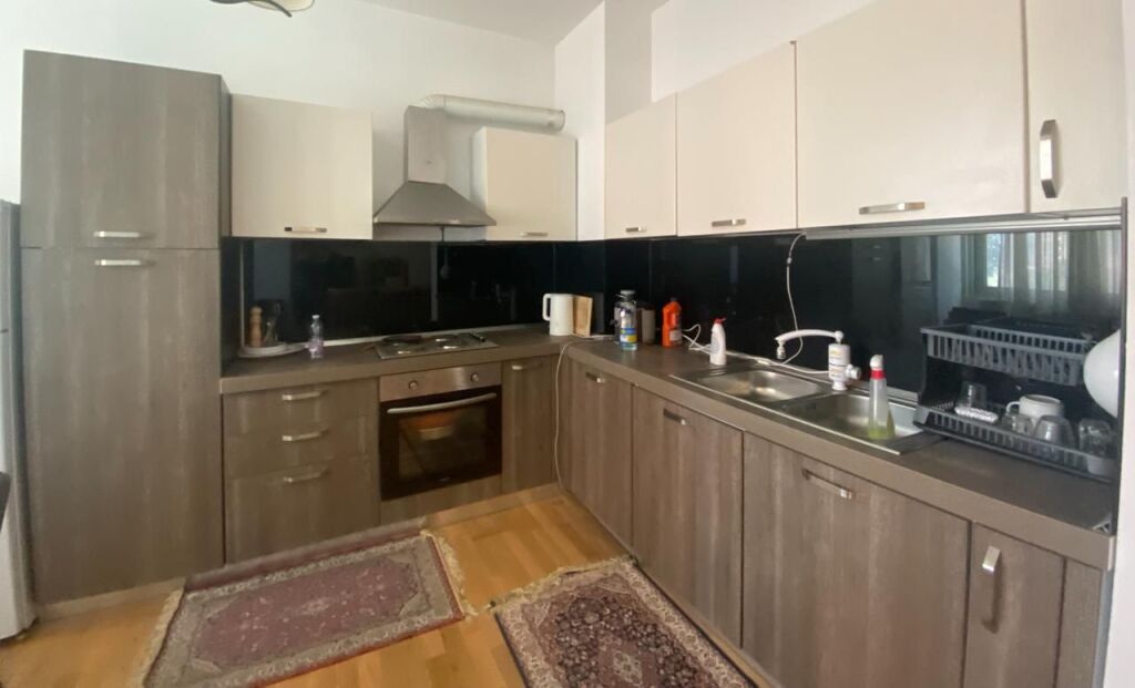 JEPET ME QIRA APARTAMENT 2+1+2 banjo, ne katin e trete te nje pallati luksoz.