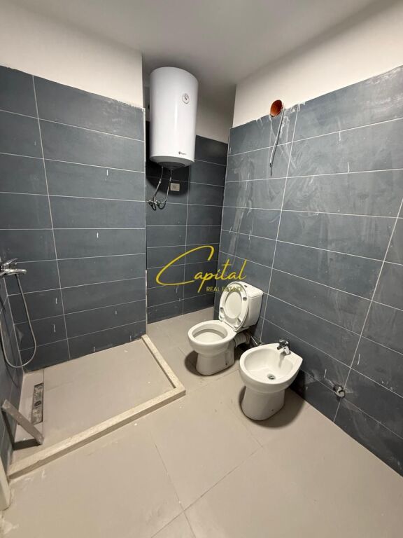 ZYRE ME QIRA 110 M2 RRUGA E DIBRES 40.000 LEKE
