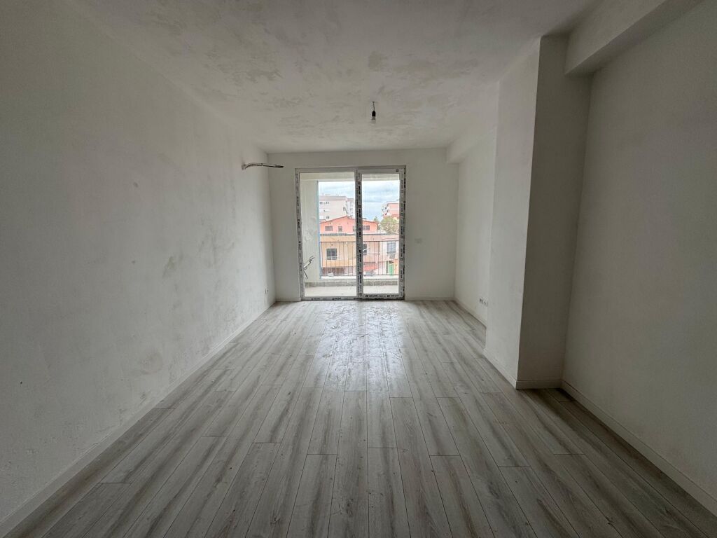 Shitet Apartament 3+1+2+2 Ujsjellsi