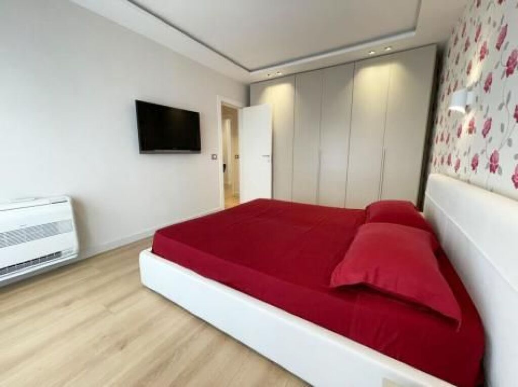 AFFITTASI APPARTAMENTO 3+1+2 bagni, al Secondo Piano di un edificio di lusso.
