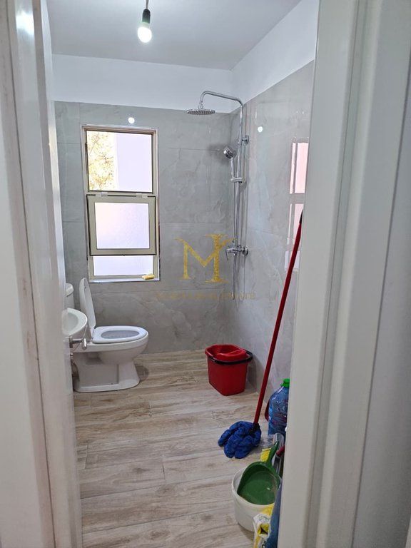 Appartamento 2+1 in affitto, 75 m², 2° piano, in un edificio esistente, in una delle zone più preferite di Durrës, vicino allo Stadio Niko Dovana !
