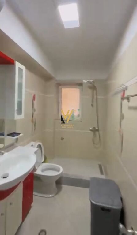 JEPET APARTAMENT 3+1+BLK ME QERA TE PAZARI I RI 90.000 LEKE