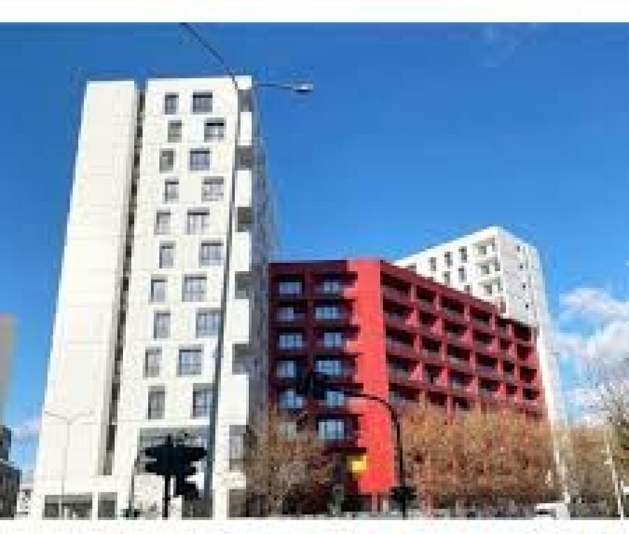 Shitet, Apartament 2+1+2, Kompleksi Arlis, Farmacia 10, Rruga e Dibres, Tirane.