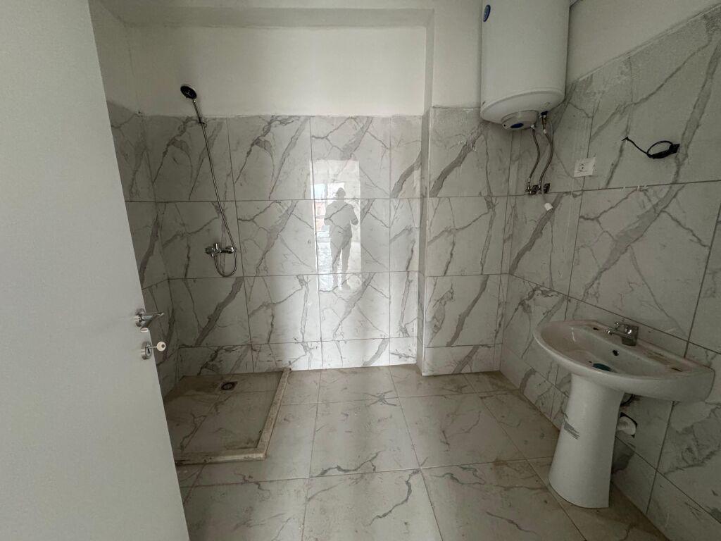 Shitet Apartament 3+1+2+2 Ujsjellsi
