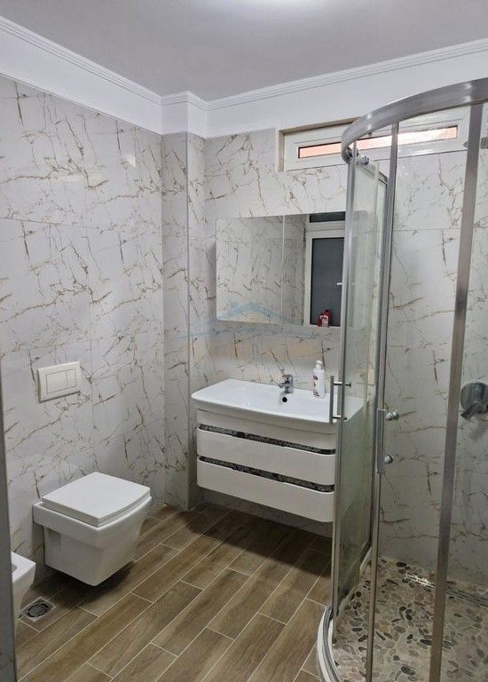 Shitet, Apartament 3+1+2, Porcelan