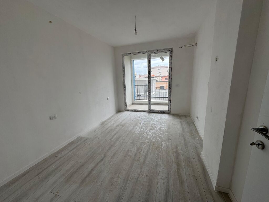 Shitet Apartament 3+1+2+2 Ujsjellsi