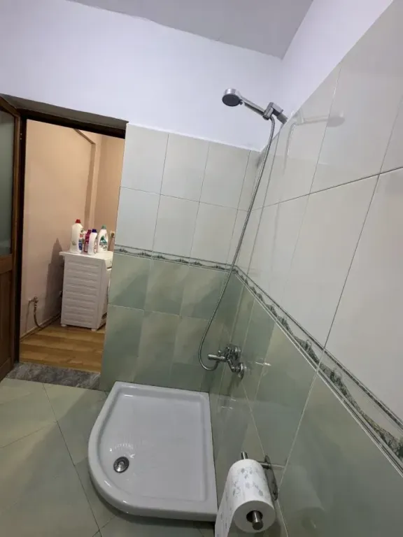 Jepet apartament 1+1 me qera , rr gjik kuqali me drita , uje dhe int te perfshire