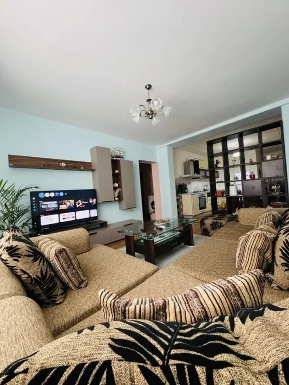Jepet apartament 1+1 me qera , rr gjik kuqali me drita , uje dhe int te perfshire