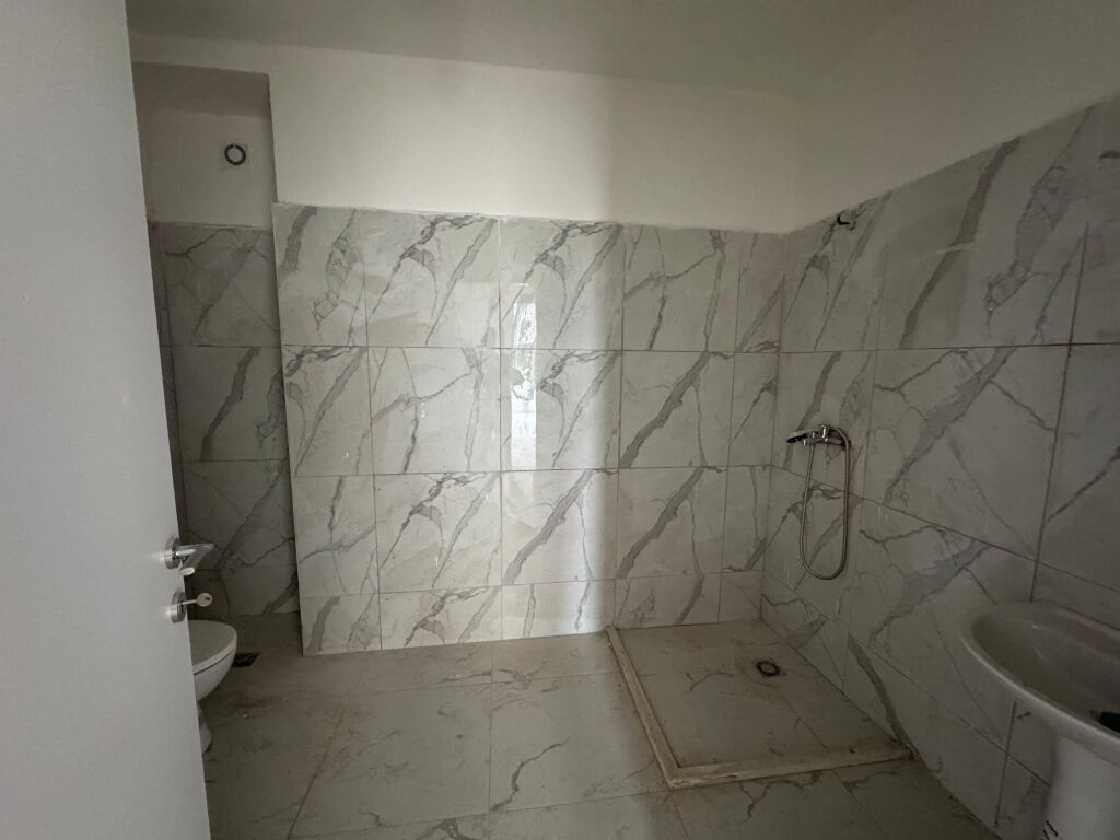 Shitet Apartament 3+1+2+2 Ujsjellsi
