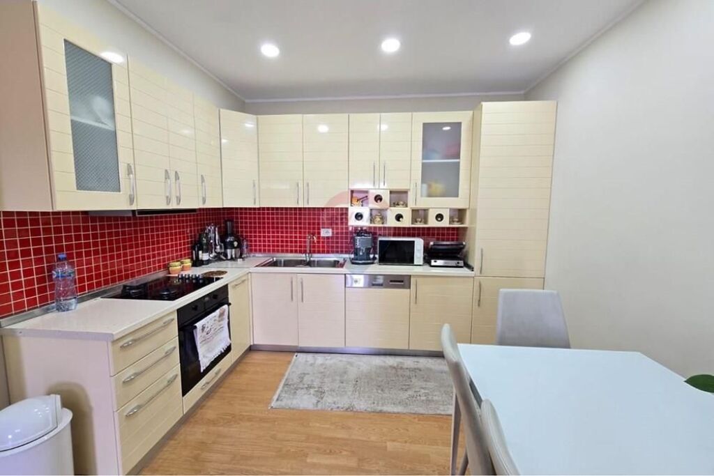 Apartament - Për Shitje - Stacioni i Trenit, Tiranë