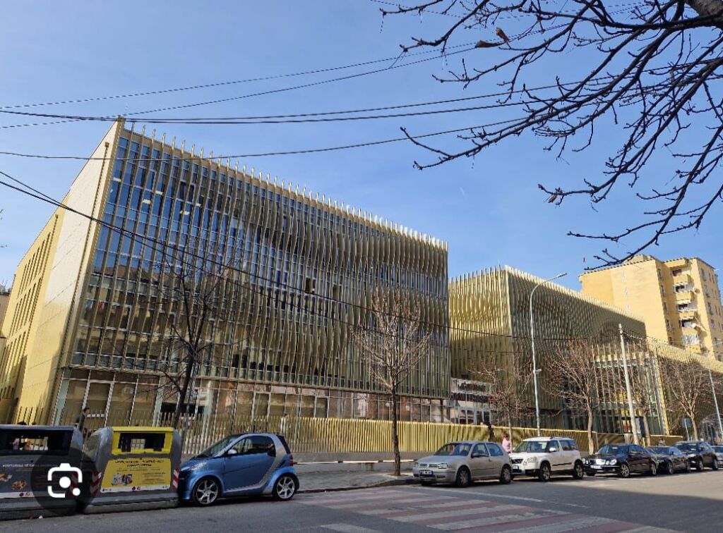Shitet apartament 2+1, vetem 5 min larg Sheshit Skenderbe, zona pas 15-Kateshit