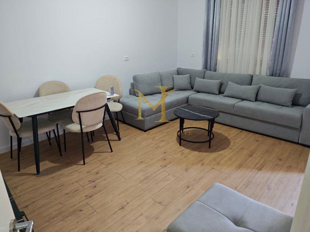 Appartamento 2+1 in affitto, 75 m², 2° piano, in un edificio esistente, in una delle zone più preferite di Durrës, vicino allo Stadio Niko Dovana !