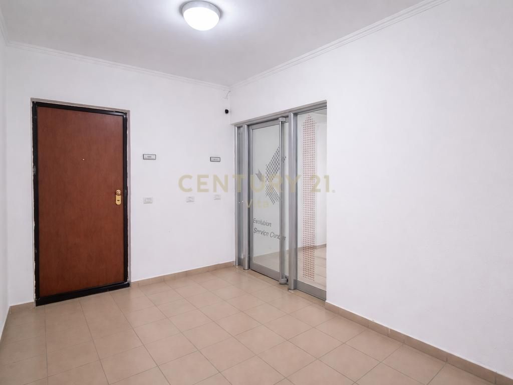 JEPEN AMBIENT ZYRE NE QENDER TE DURRESIT