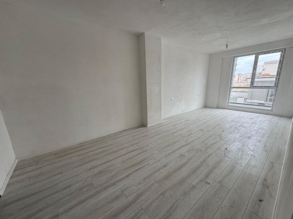 Shitet Apartament 3+1+2+2 Ujsjellsi