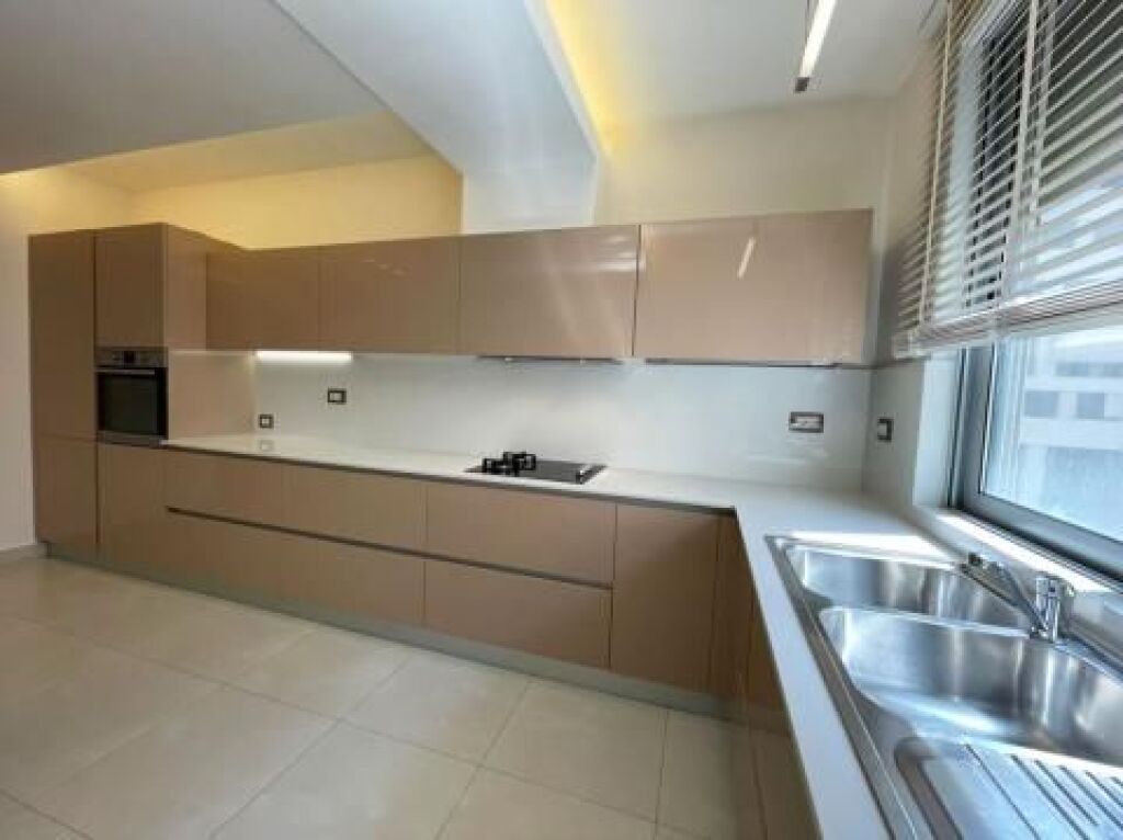 AFFITTASI APPARTAMENTO 3+1+2 bagni, al Secondo Piano di un edificio di lusso.
