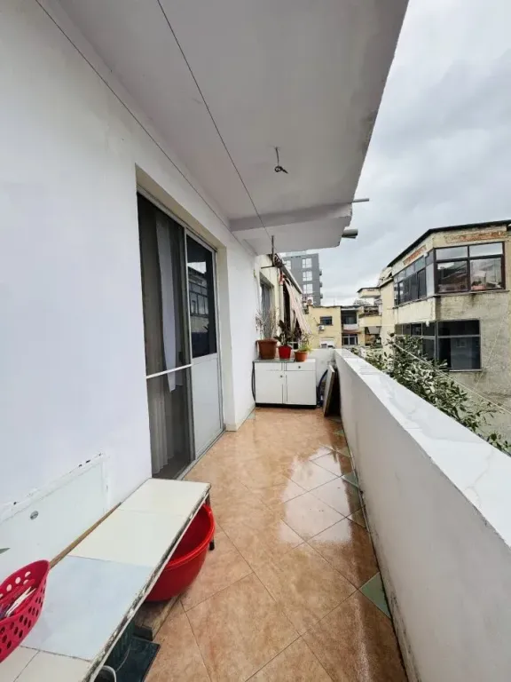 Jepet apartament 1+1 me qera , rr gjik kuqali me drita , uje dhe int te perfshire