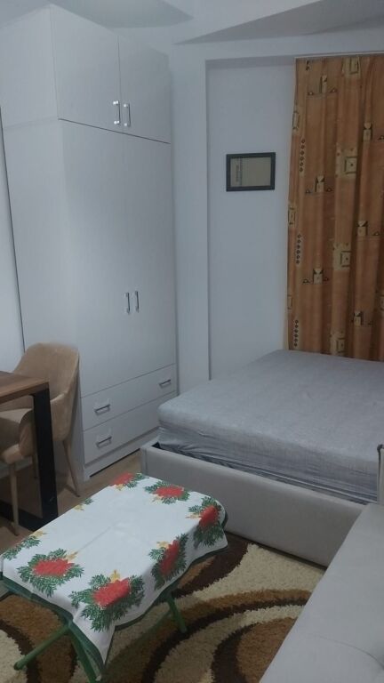🏠 Jepet me qira garsoniere  📍 Adresa: Ali Demi, Kompleksi Kaimi💶 Çmimi: 25000 lekë / muaj