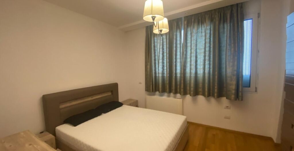 JEPET ME QIRA APARTAMENT 2+1+2 banjo, ne katin e trete te nje pallati luksoz.
