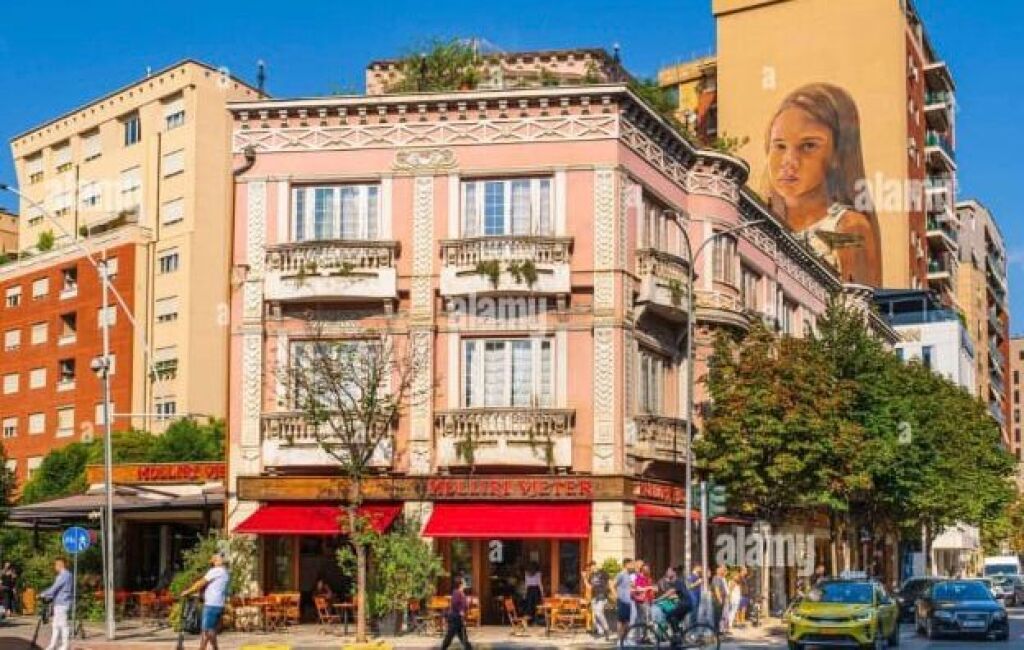 Shitet apartament 2+1, vetem 5 min larg Sheshit Skenderbe, zona pas 15-Kateshit