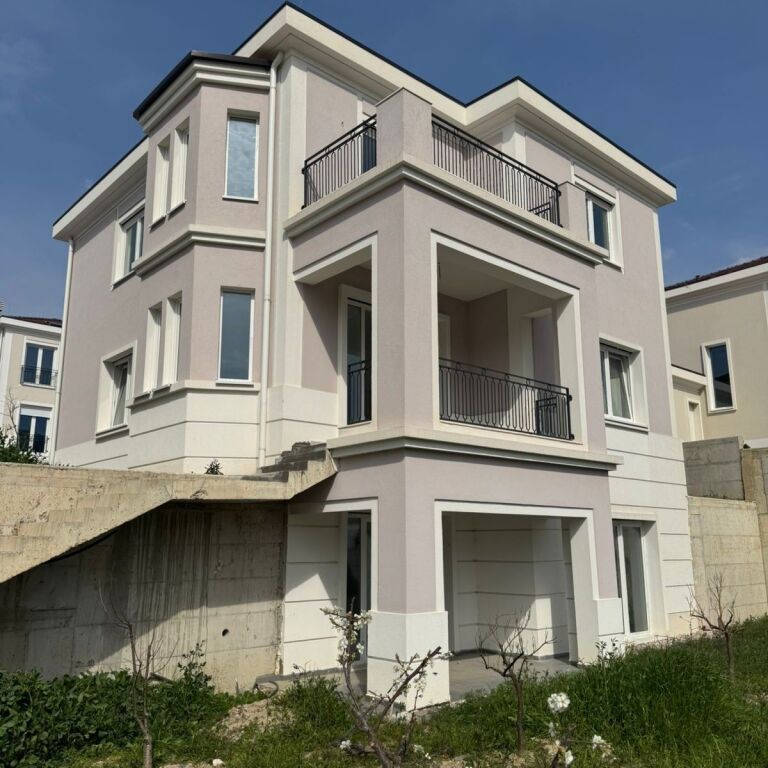 🏡 Vilë Luksoze 3-Katëshe për Shitje – Collina Verde, pranë TEG ✨
