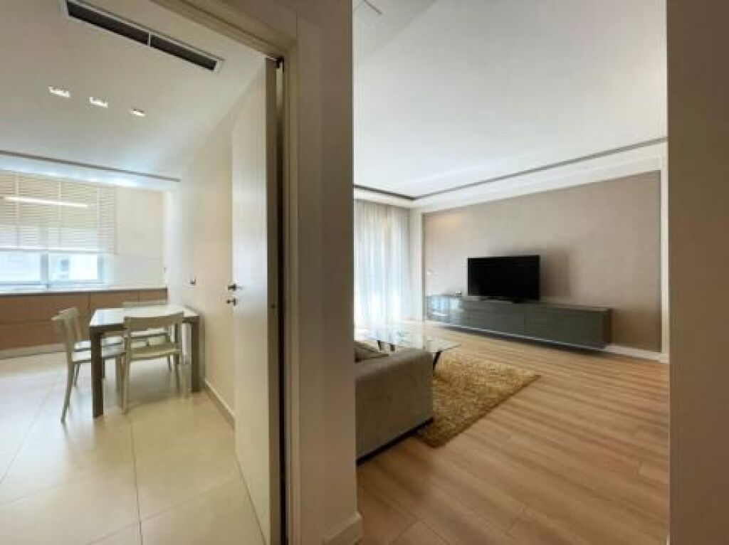 AFFITTASI APPARTAMENTO 3+1+2 bagni, al Secondo Piano di un edificio di lusso.