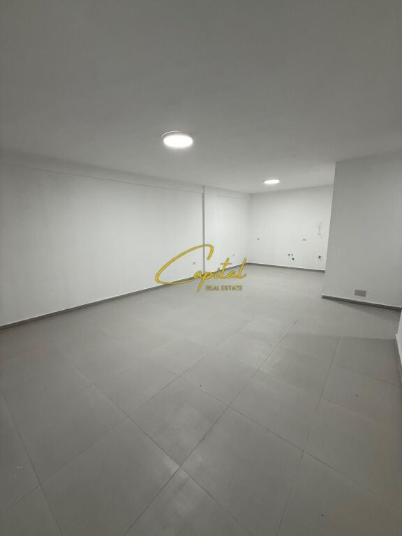 ZYRE ME QIRA 110 M2 RRUGA E DIBRES 40.000 LEKE