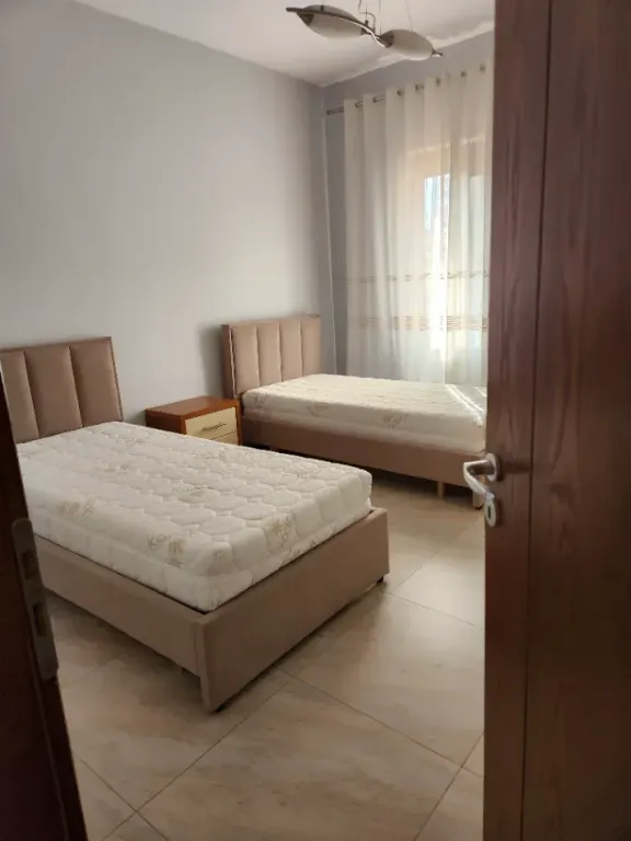 Jepet hyrje 1+1 me qera pas qendres Globe, rr stavri themeli