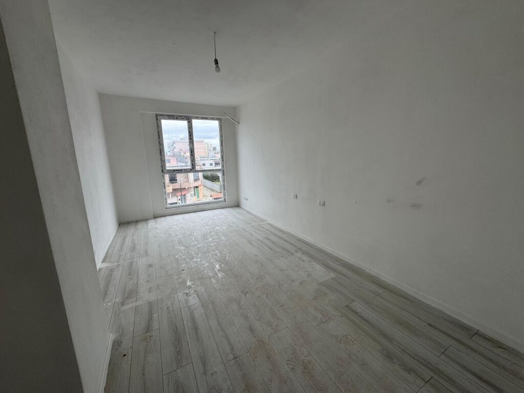 Shitet Apartament 3+1+2+2 Ujsjellsi