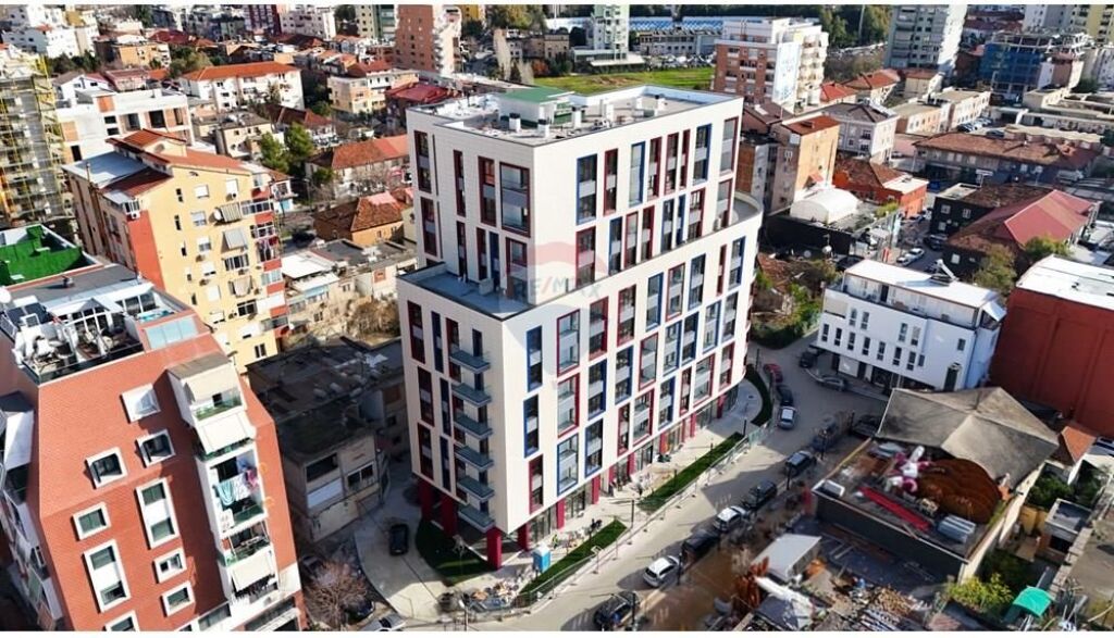 Shitet apartament3+1 -Komuna e Parisit