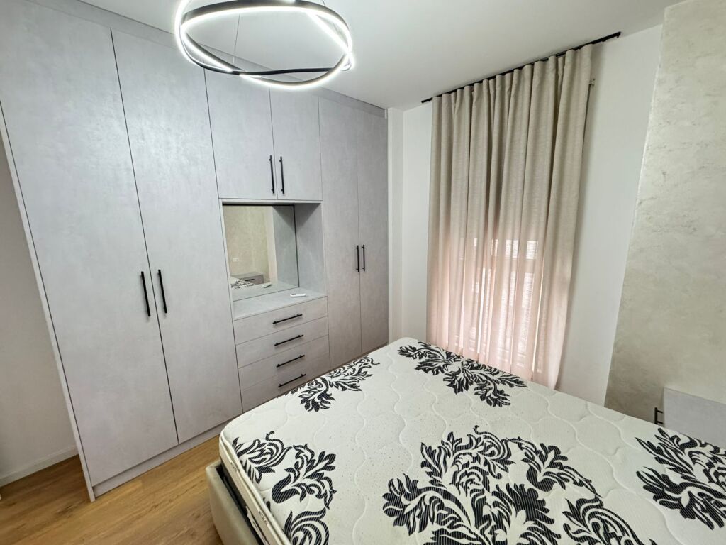 Jepet me qera 2+1  Adresa : Don Bosko  E mobiluar  Kati 3  Cmimi 700 mij lek