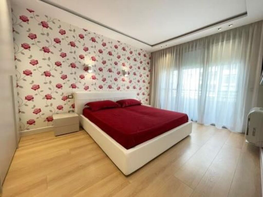 AFFITTASI APPARTAMENTO 3+1+2 bagni, al Secondo Piano di un edificio di lusso.