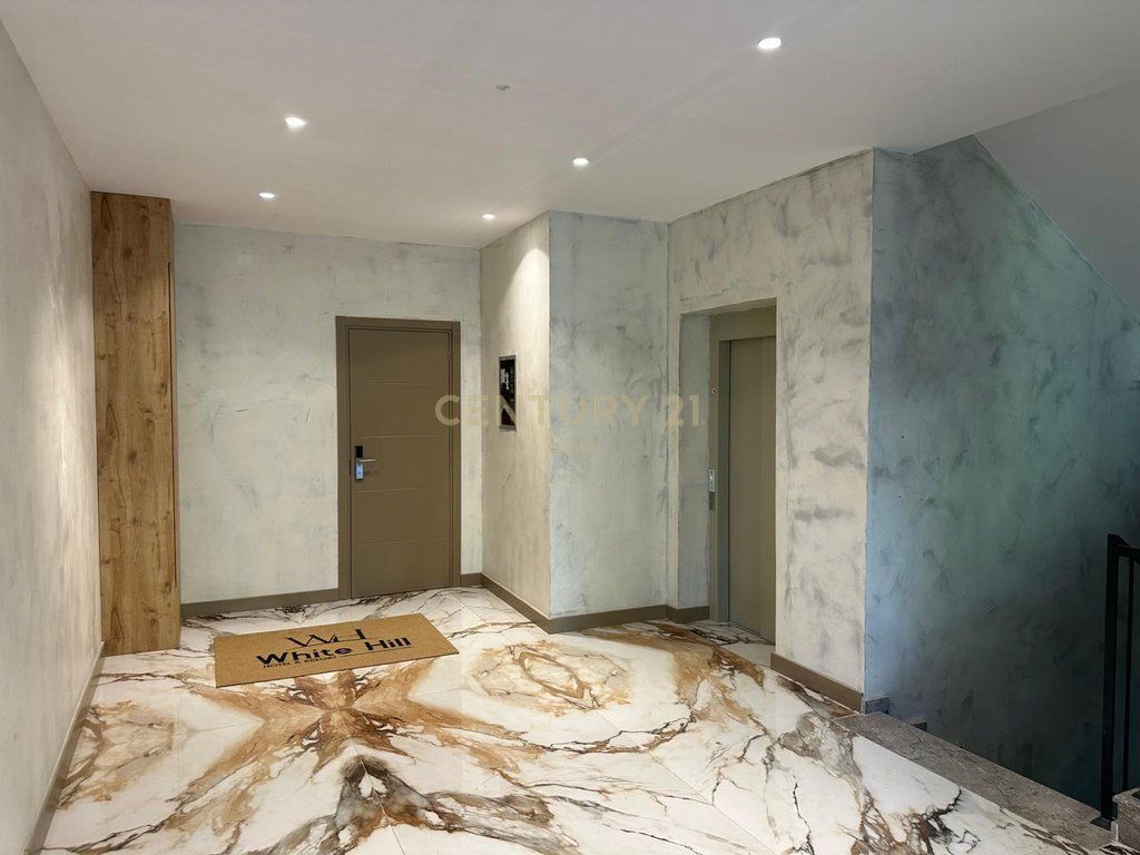 SHITET PAPAFINGO 1+1 me 52.6m2 verande ME PAMJE DETI TEK "WHITE HILL RESIDENCE" NE CURRILA!