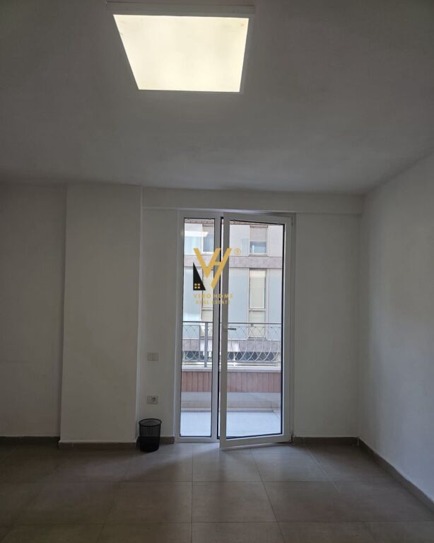 JEPET ZYRE 74 M2 ME QERA TE RRUGA ELBASANIT 1.200 EURO