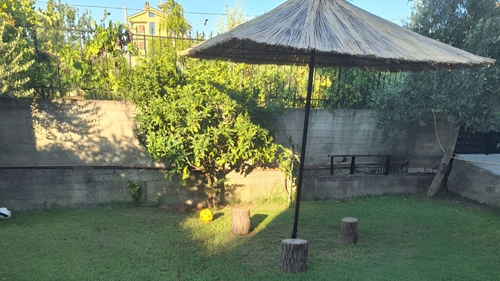 Casa privata in vendita ad Arapaj | 2 piani | Giardino e cortile