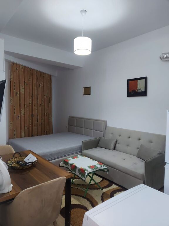 🏠 Jepet me qira garsoniere  📍 Adresa: Ali Demi, Kompleksi Kaimi💶 Çmimi: 25000 lekë / muaj