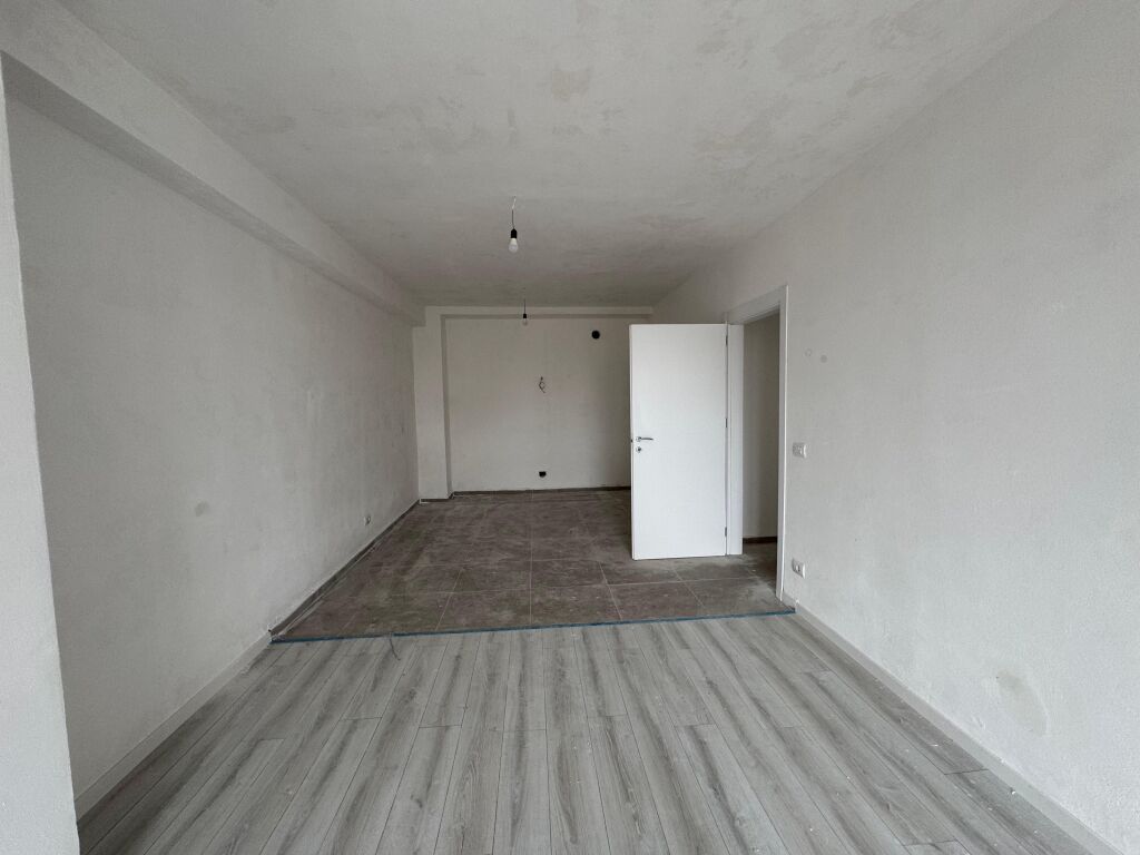 Shitet Apartament 3+1+2+2 Ujsjellsi