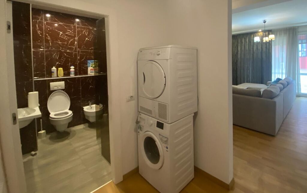 JEPET ME QIRA APARTAMENT 2+1+2 banjo, ne katin e trete te nje pallati luksoz.