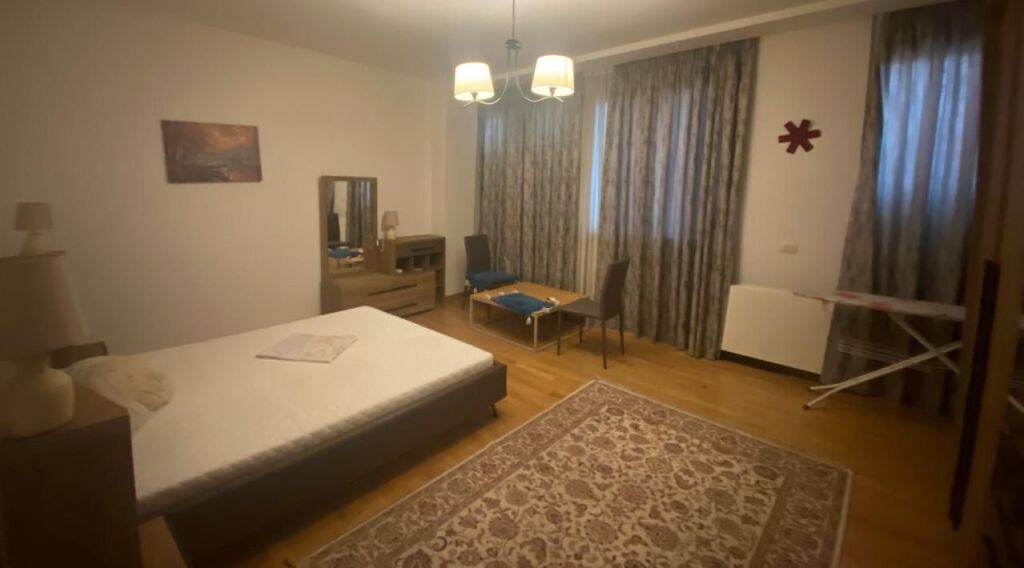 JEPET ME QIRA APARTAMENT 2+1+2 banjo, ne katin e trete te nje pallati luksoz.